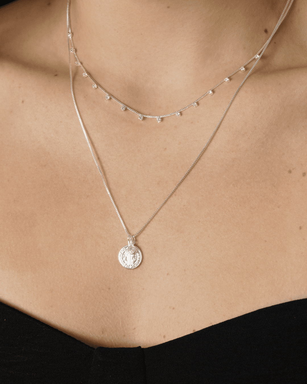 Colar com com corrente rígida e zircônias cristal + Escapulário São Bento