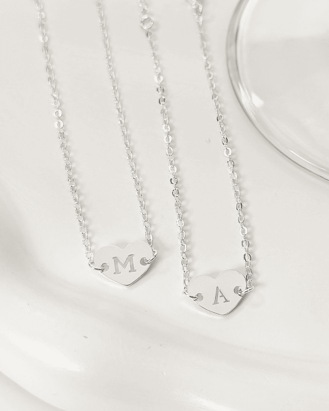 Pulseira com pingente de coração liso e letra vazada
